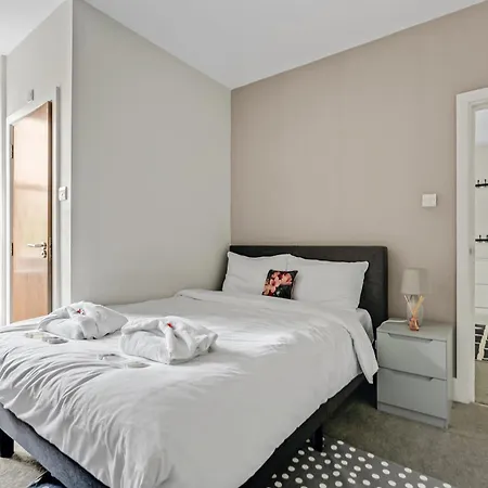 Very Central,1Gb Fibre Wifi, 2Min To Tube & Heathrow, Free Coffee, Milk & Snacks, 2 New Tvs & Sofabed Londen Buitenkant foto