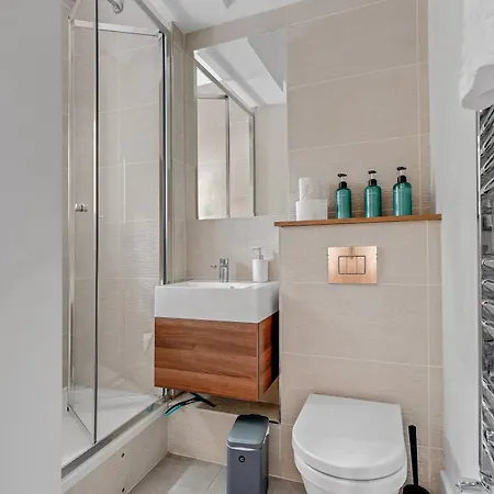 Very Central,1Gb Fibre Wifi, 2Min To Tube & Heathrow, Free Coffee, Milk & Snacks, 2 New Tvs & Sofabed Londen Buitenkant foto