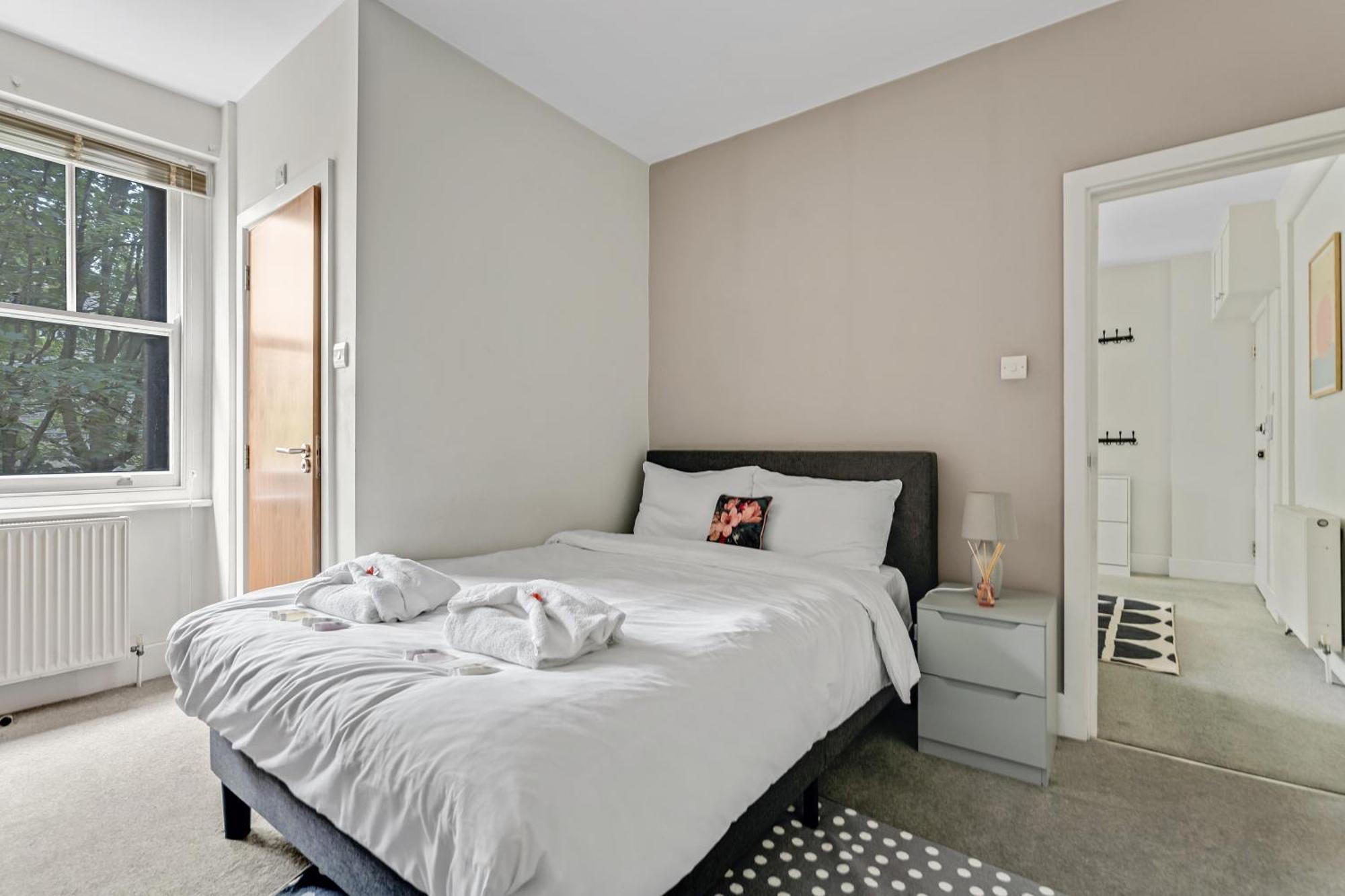 Very Central,1gb Fibre Wifi, 2min To Tube & Heathrow, Free Coffee, Milk & Snacks, 2 New Tvs & Sofabed London