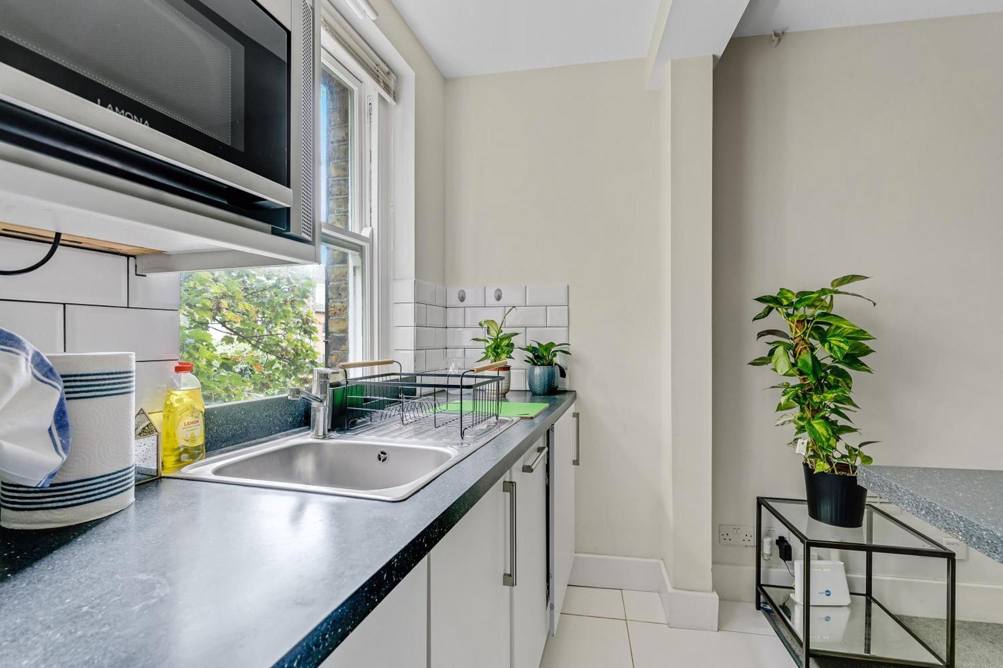 Very Central,1gb Fibre Wifi, 2min To Tube & Heathrow, Free Coffee, Milk & Snacks, 2 New Tvs & Sofabed Apartment *