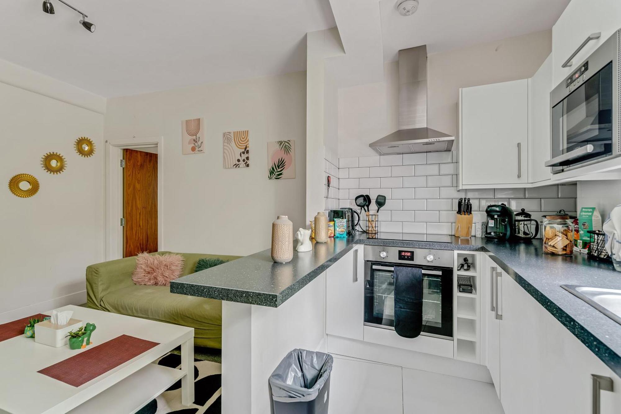 Apartment Very Central,1gb Fibre Wifi, 2min To Tube & Heathrow, Free Coffee, Milk & Snacks, 2 New Tvs & Sofabed London