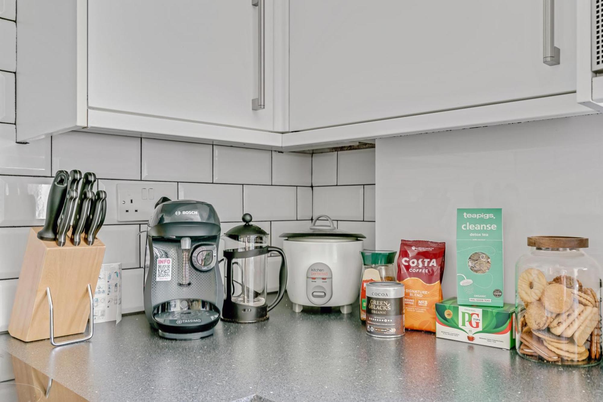 Very Central,1gb Fibre Wifi, 2min To Tube & Heathrow, Free Coffee, Milk & Snacks, 2 New Tvs & Sofabed * London