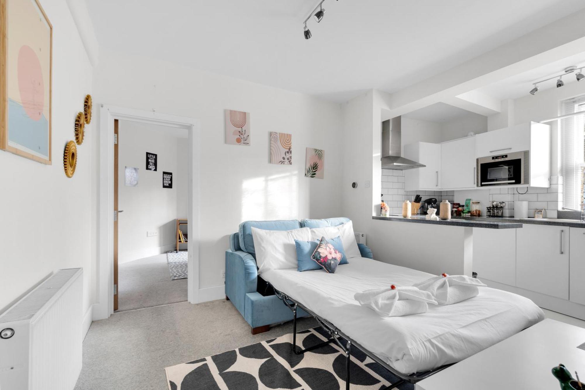 Very Central,1gb Fibre Wifi, 2min To Tube & Heathrow, Free Coffee, Milk & Snacks, 2 New Tvs & Sofabed *