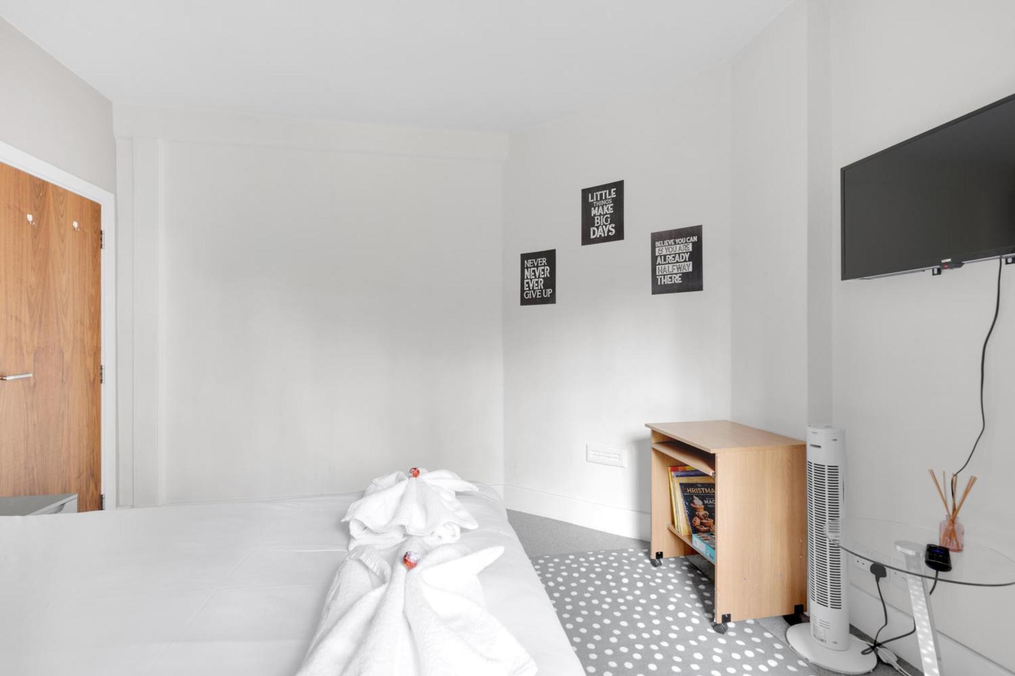 Very Central,1gb Fibre Wifi, 2min To Tube & Heathrow, Free Coffee, Milk & Snacks, 2 New Tvs & Sofabed