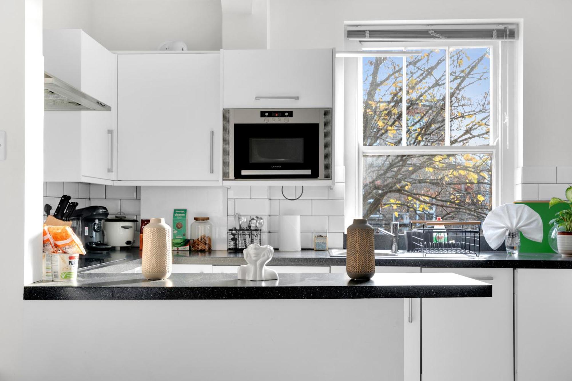 Very Central,1gb Fibre Wifi, 2min To Tube & Heathrow, Free Coffee, Milk & Snacks, 2 New Tvs & Sofabed London