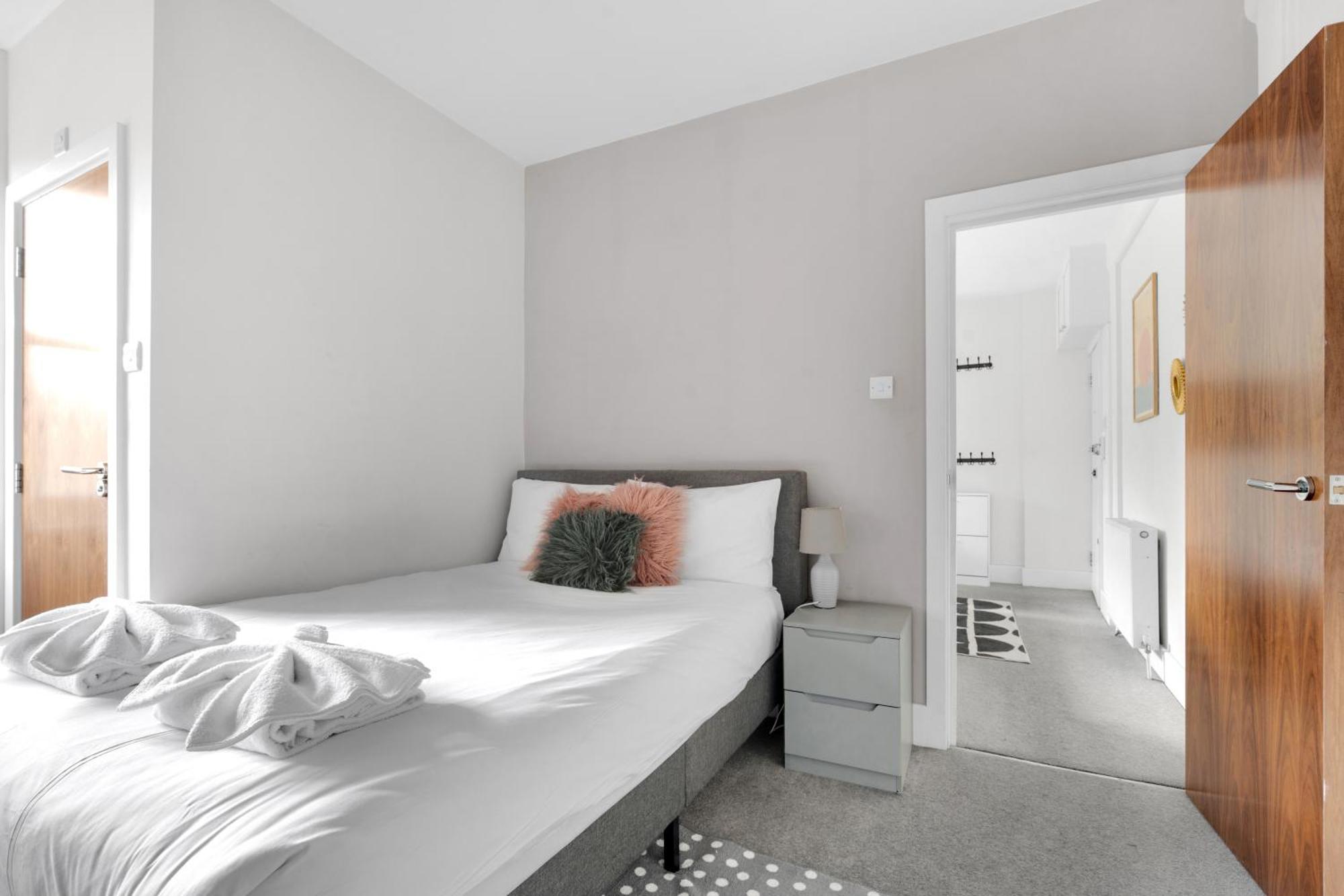 Very Central,1gb Fibre Wifi, 2min To Tube & Heathrow, Free Coffee, Milk & Snacks, 2 New Tvs & Sofabed Apartment *