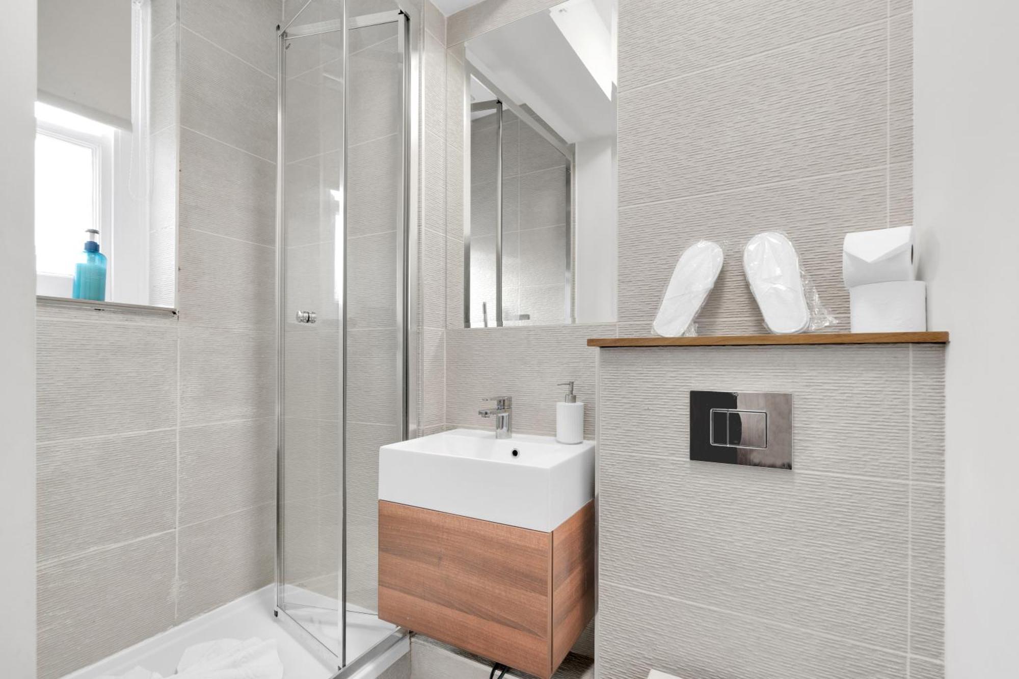 Very Central,1gb Fibre Wifi, 2min To Tube & Heathrow, Free Coffee, Milk & Snacks, 2 New Tvs & Sofabed * London