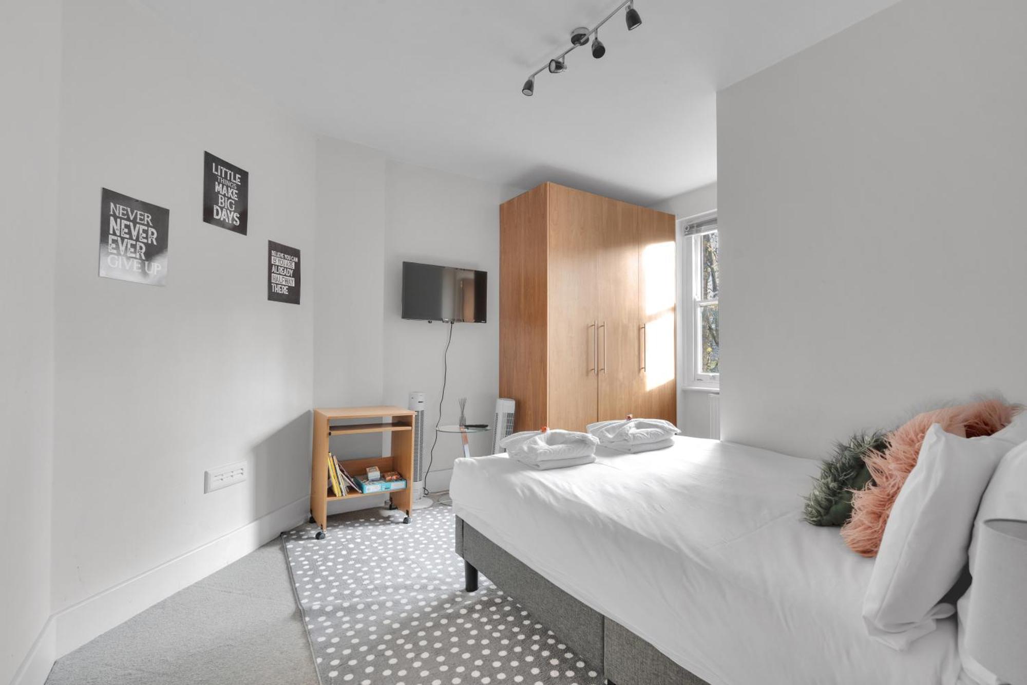 Apartment Very Central,1gb Fibre Wifi, 2min To Tube & Heathrow, Free Coffee, Milk & Snacks, 2 New Tvs & Sofabed London