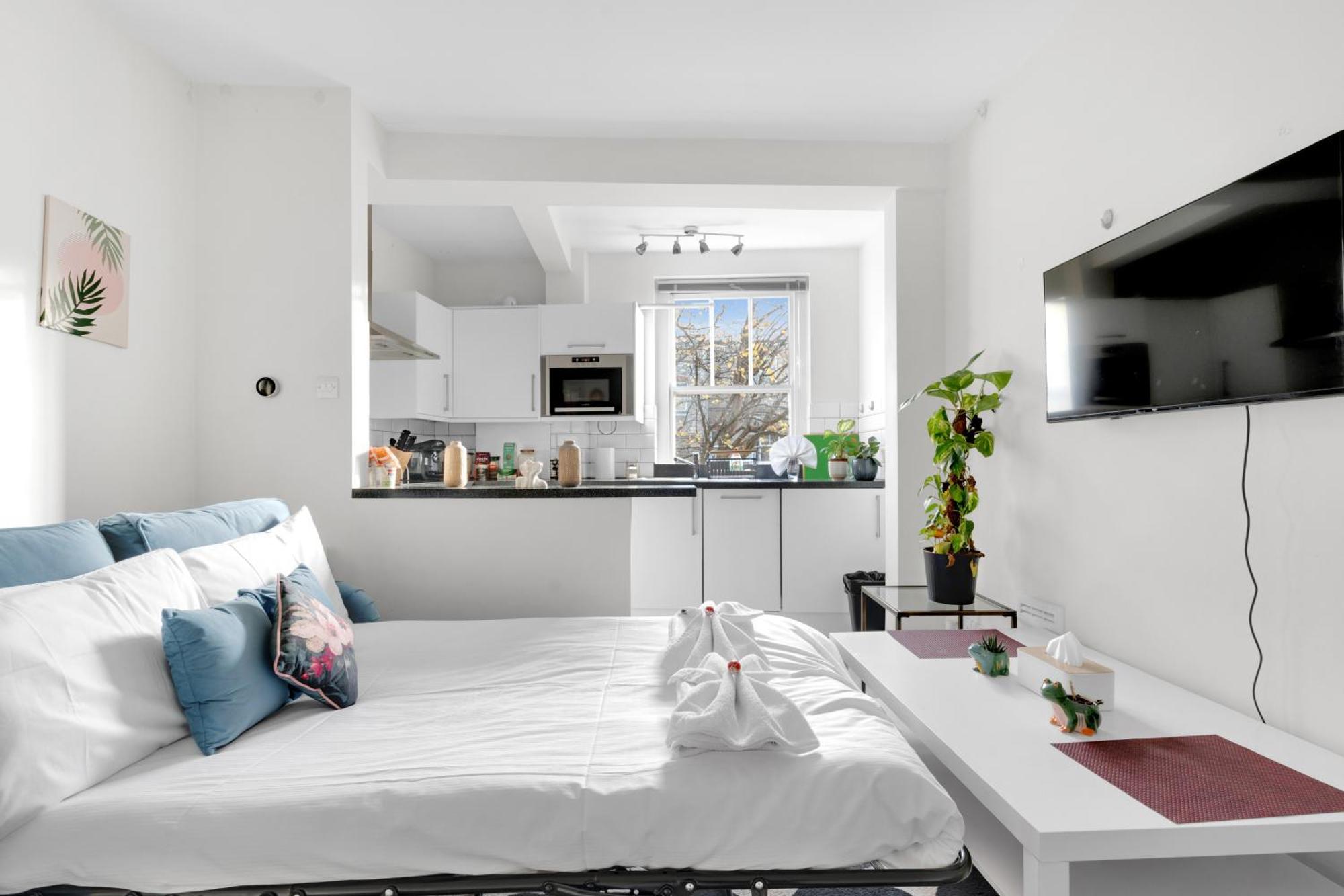 Very Central,1gb Fibre Wifi, 2min To Tube & Heathrow, Free Coffee, Milk & Snacks, 2 New Tvs & Sofabed London