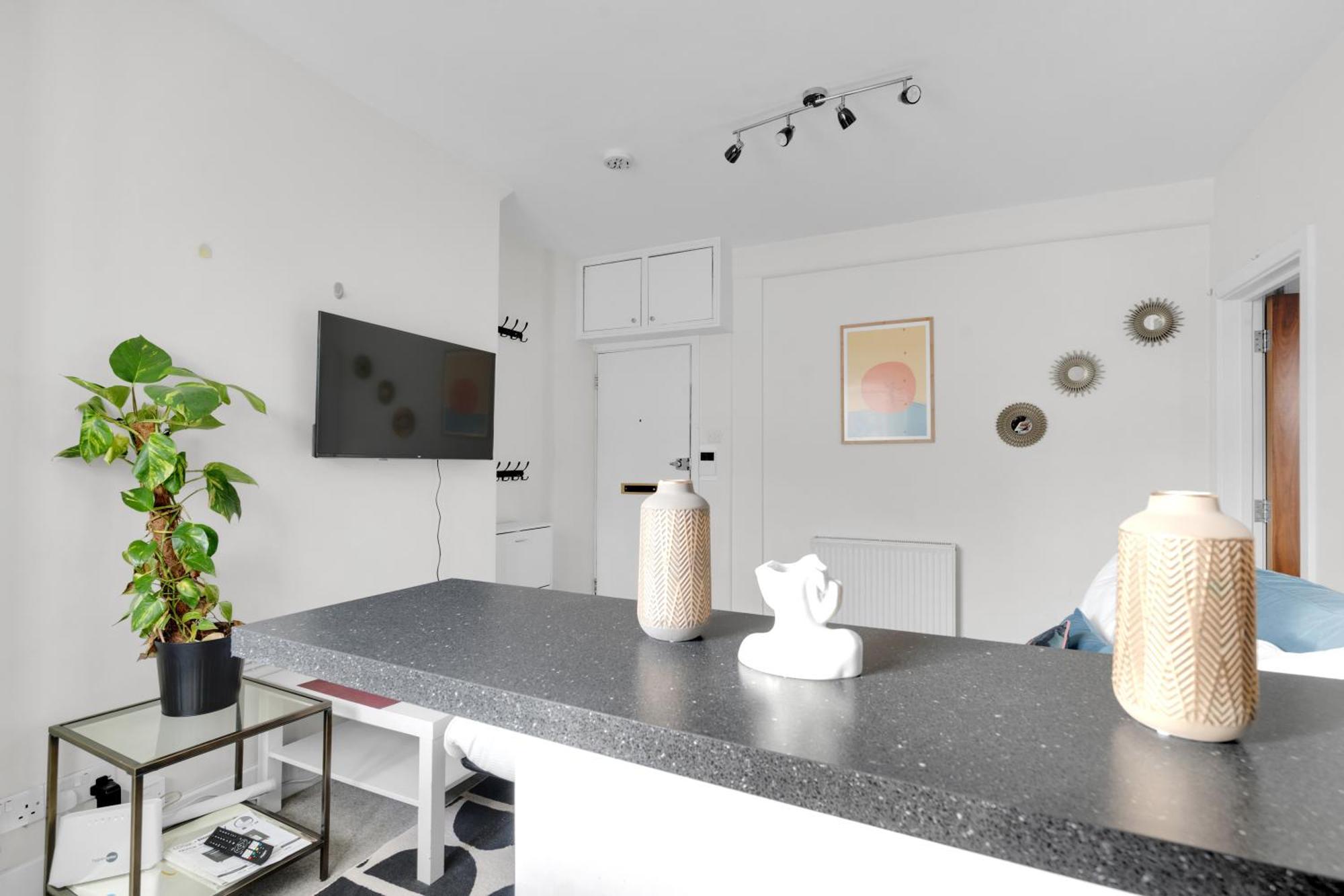 Very Central,1gb Fibre Wifi, 2min To Tube & Heathrow, Free Coffee, Milk & Snacks, 2 New Tvs & Sofabed * London