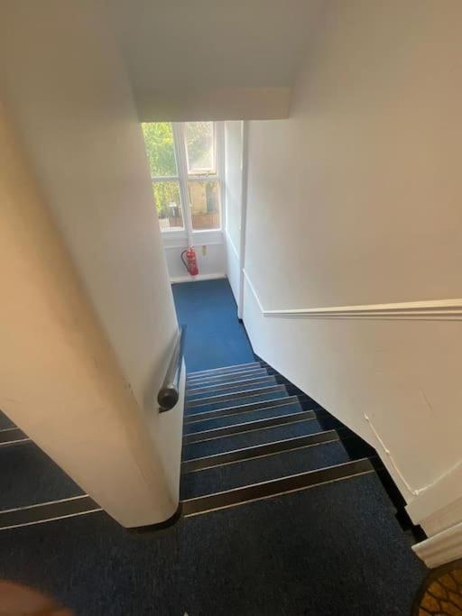 Appartement Very Central,1gb Fibre Wifi, 2min To Tube & Heathrow, Free Coffee, Milk & Snacks, 2 New Tvs & Sofabed *