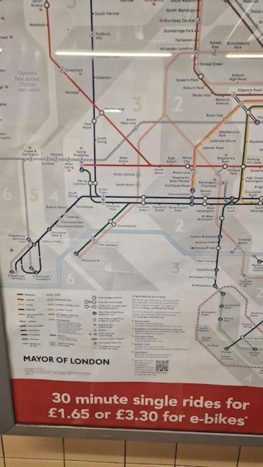 Very Central,1gb Fibre Wifi, 2min To Tube & Heathrow, Free Coffee, Milk & Snacks, 2 New Tvs & Sofabed Londen