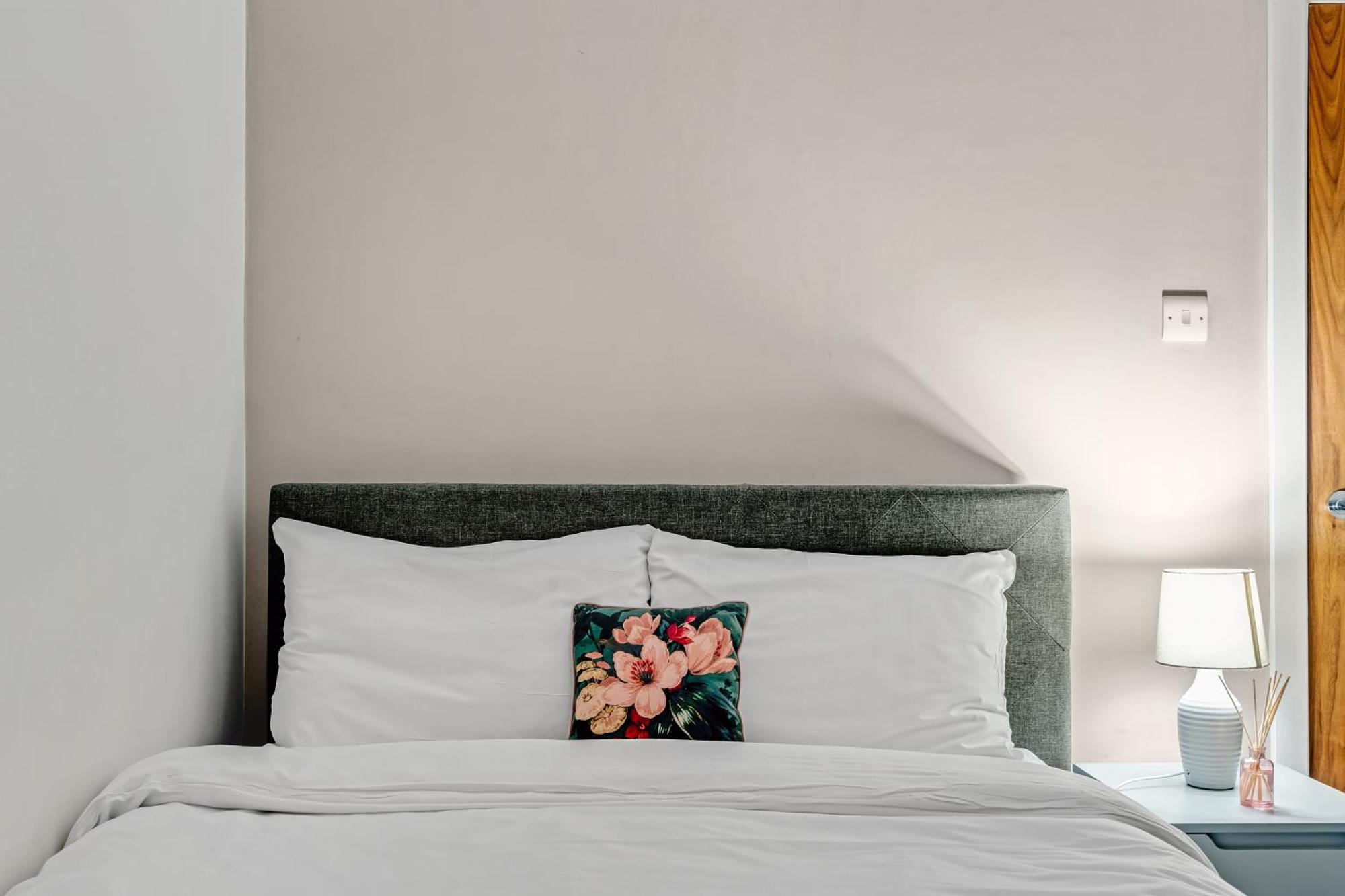 Very Central,1gb Fibre Wifi, 2min To Tube & Heathrow, Free Coffee, Milk & Snacks, 2 New Tvs & Sofabed Appartement