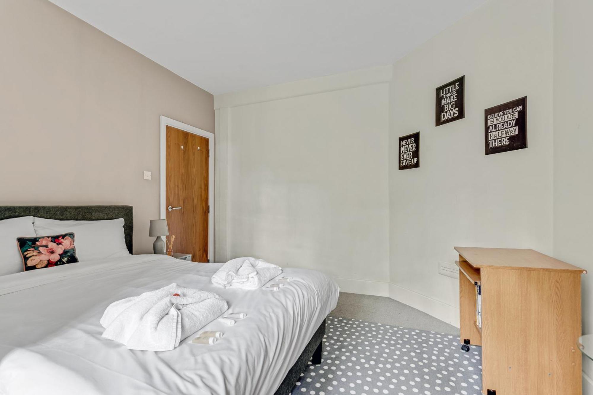 Very Central,1gb Fibre Wifi, 2min To Tube & Heathrow, Free Coffee, Milk & Snacks, 2 New Tvs & Sofabed Londen