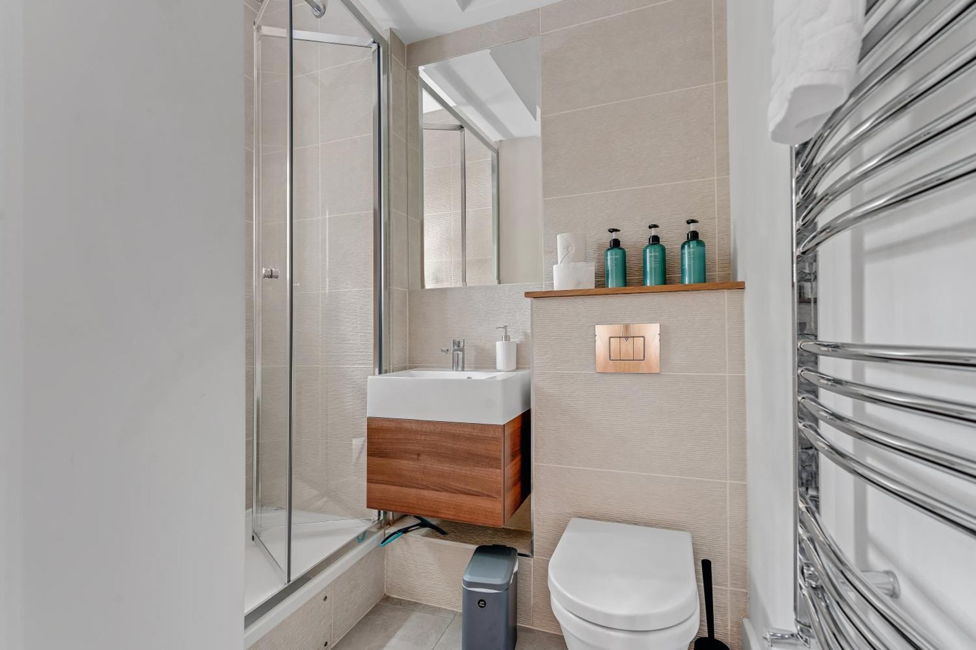 Very Central,1gb Fibre Wifi, 2min To Tube & Heathrow, Free Coffee, Milk & Snacks, 2 New Tvs & Sofabed