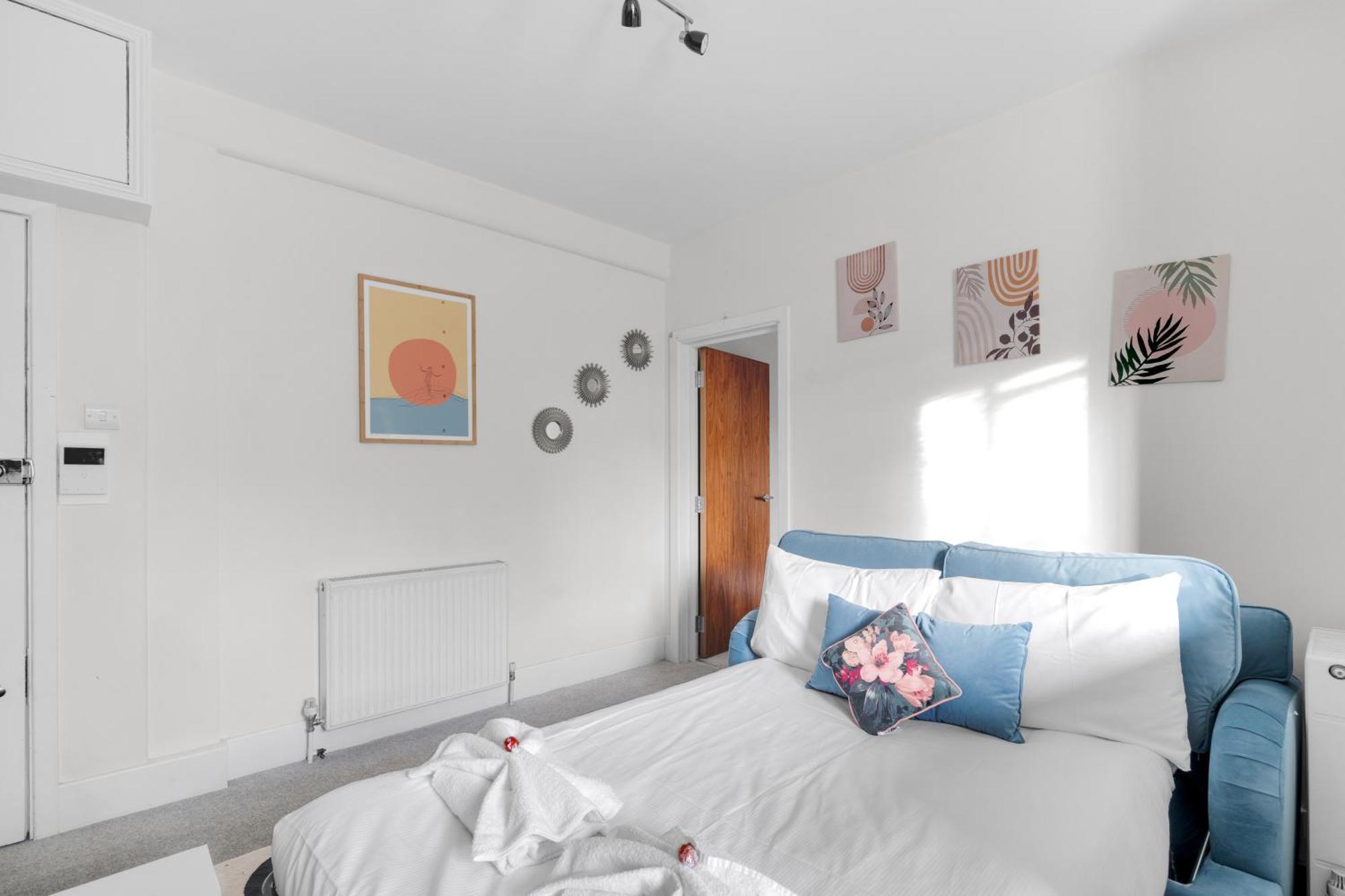 Very Central,1gb Fibre Wifi, 2min To Tube & Heathrow, Free Coffee, Milk & Snacks, 2 New Tvs & Sofabed