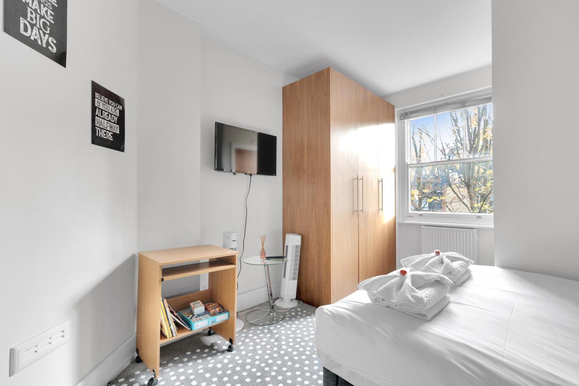 Appartement Very Central,1gb Fibre Wifi, 2min To Tube & Heathrow, Free Coffee, Milk & Snacks, 2 New Tvs & Sofabed *