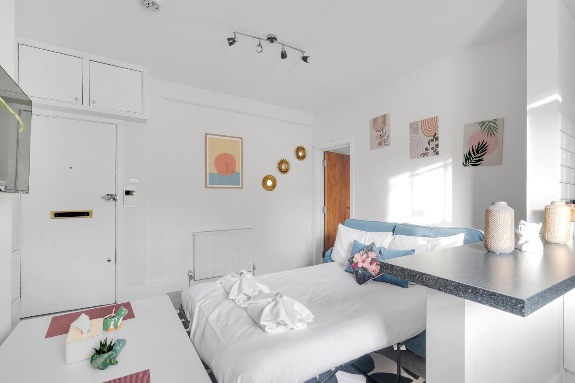 Very Central,1gb Fibre Wifi, 2min To Tube & Heathrow, Free Coffee, Milk & Snacks, 2 New Tvs & Sofabed Londen