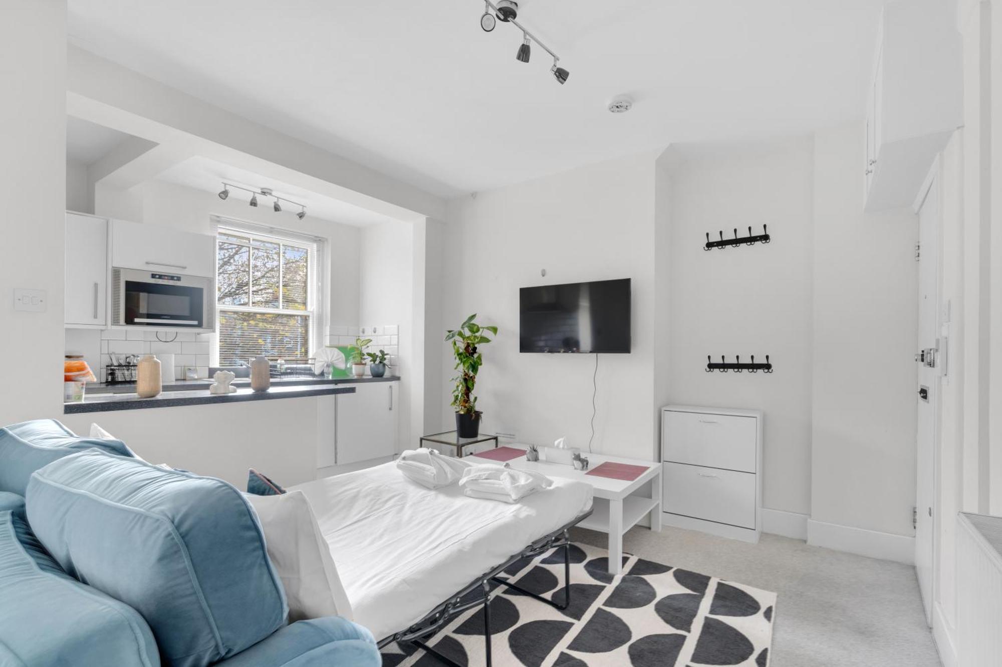 Appartement Very Central,1gb Fibre Wifi, 2min To Tube & Heathrow, Free Coffee, Milk & Snacks, 2 New Tvs & Sofabed *